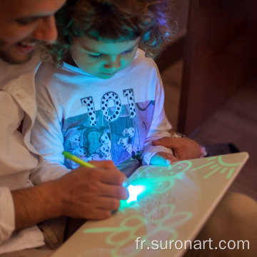 Tableau d&#39;écriture magique pour enfants qui brille dans le noir